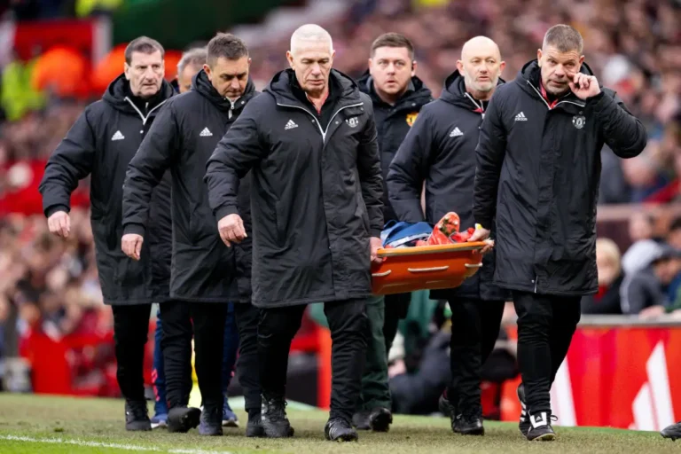 Lisandro Martinez gravement blessé avec Manchester United ©Alamy