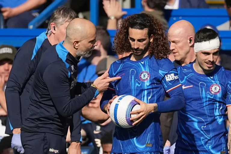 Enzo Maresca en discussions avec ses joueurs @Alamy