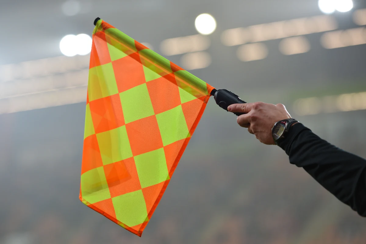 L'arbitre se prend pour un catcheur avec ce high-kick