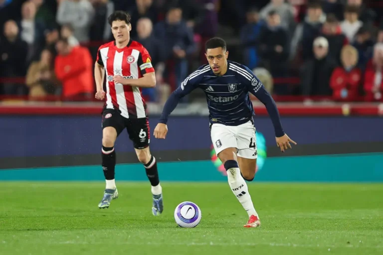 Jacob Ramsey est sur la liste des joueurs à recruter par Manchester City ©Alamy