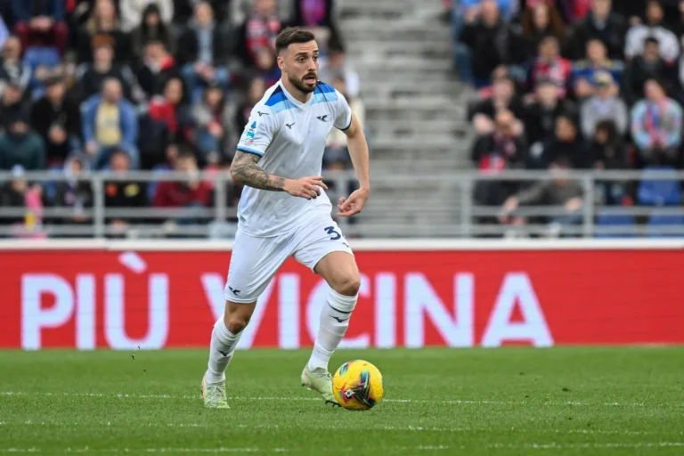 Mario Gila sous le maillot de la Lazio @Alamy