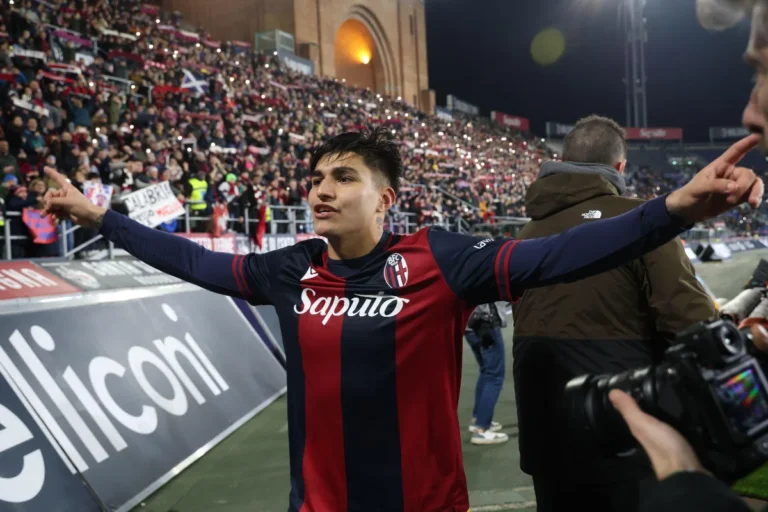 Santiago Castro qui célèbre avec les supporters de Bologne @Alamy