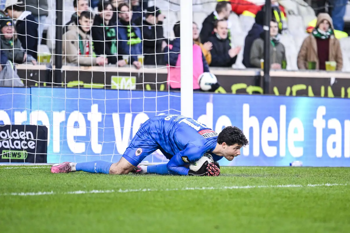 Manchester City se penche sur Senne Lammens