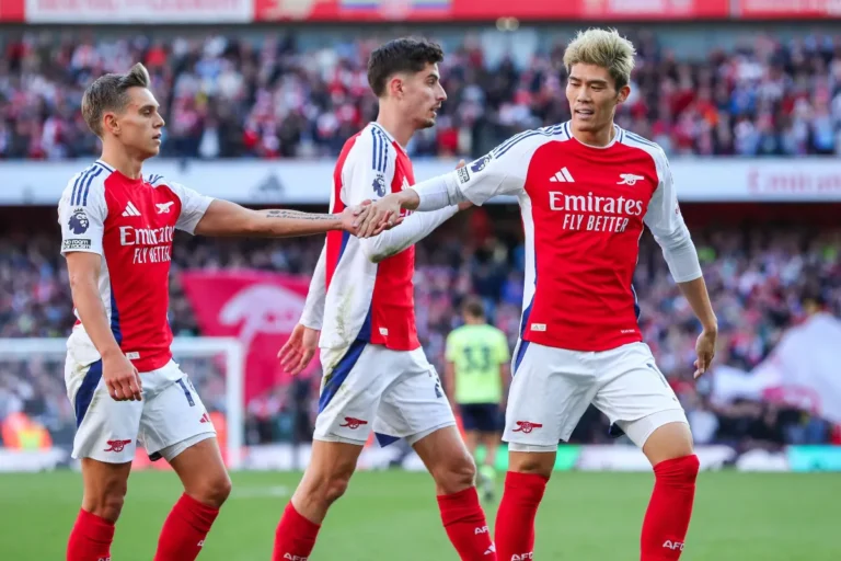 Takehiro Tomiyasu avec ses coéquipiers à Arsenal @Alamy
