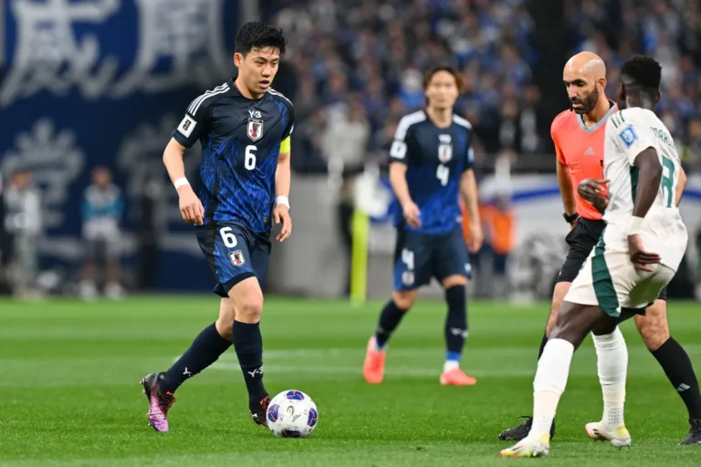 Wataru Endo avec le maillot du Japon @Alamy