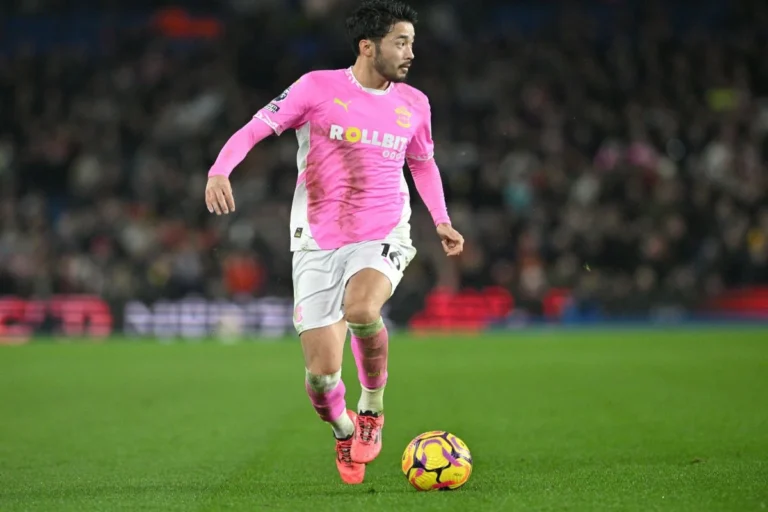 Sugawara sous le maillot de Southampton @Alamy