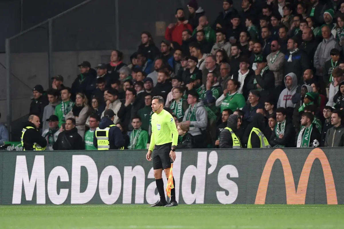 ASSE-OL : Un arbitre touché, de longues d'interruption