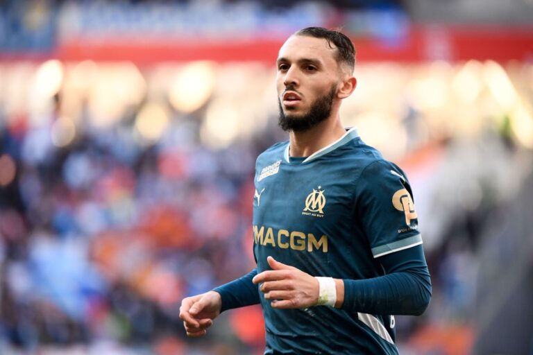 Amine Gouiri évacué sur civière ©Alamy