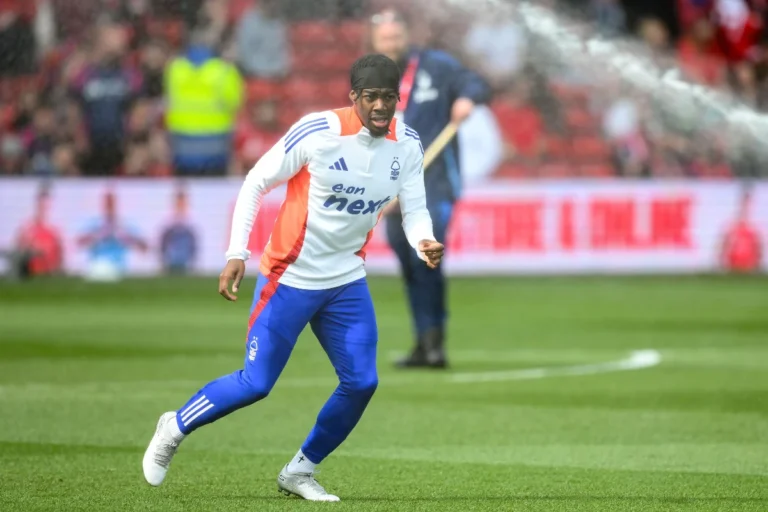 Anthony Elanga à l'échauffement avec Nottingham @Alamy