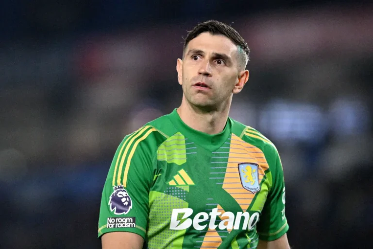 Aston Villa : Emiliano Martínez recadré par son entraîneur avant PSG