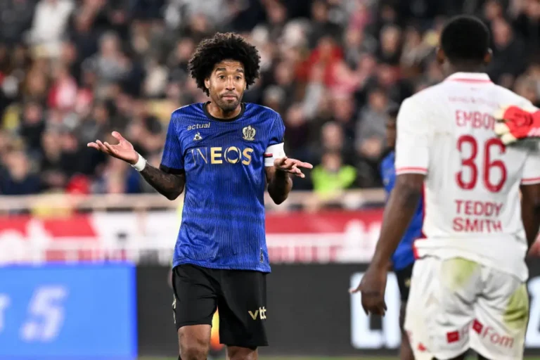 Dante indisponible contre le PSG ©Alamy