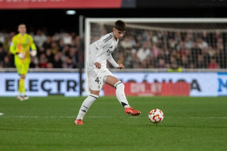Xabi Alonso craque pour Diego Aguado ©Alamy