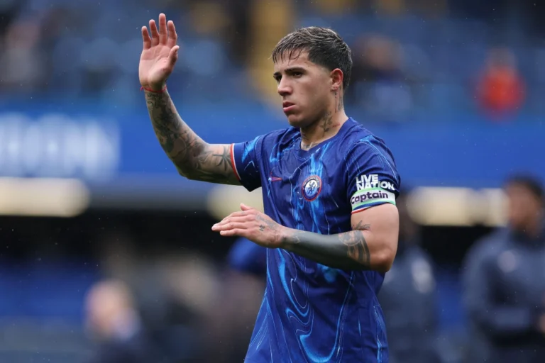 Le geste d'Enzo Fernandez envers Vitinha ©Alamy