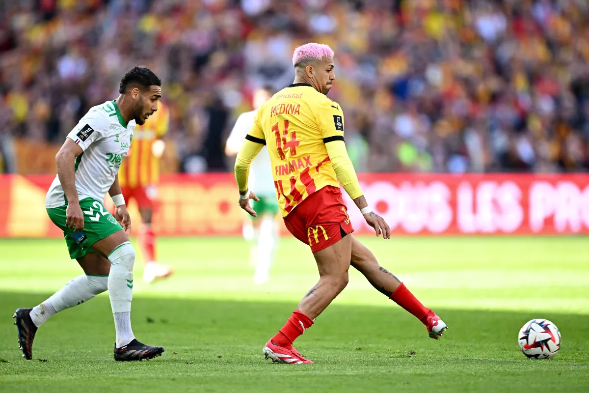 https://www.les-transferts.com/wp-content/uploads/2025/04/Facundo-Medina-avec-le-RC-Lens-@Alamy.webp