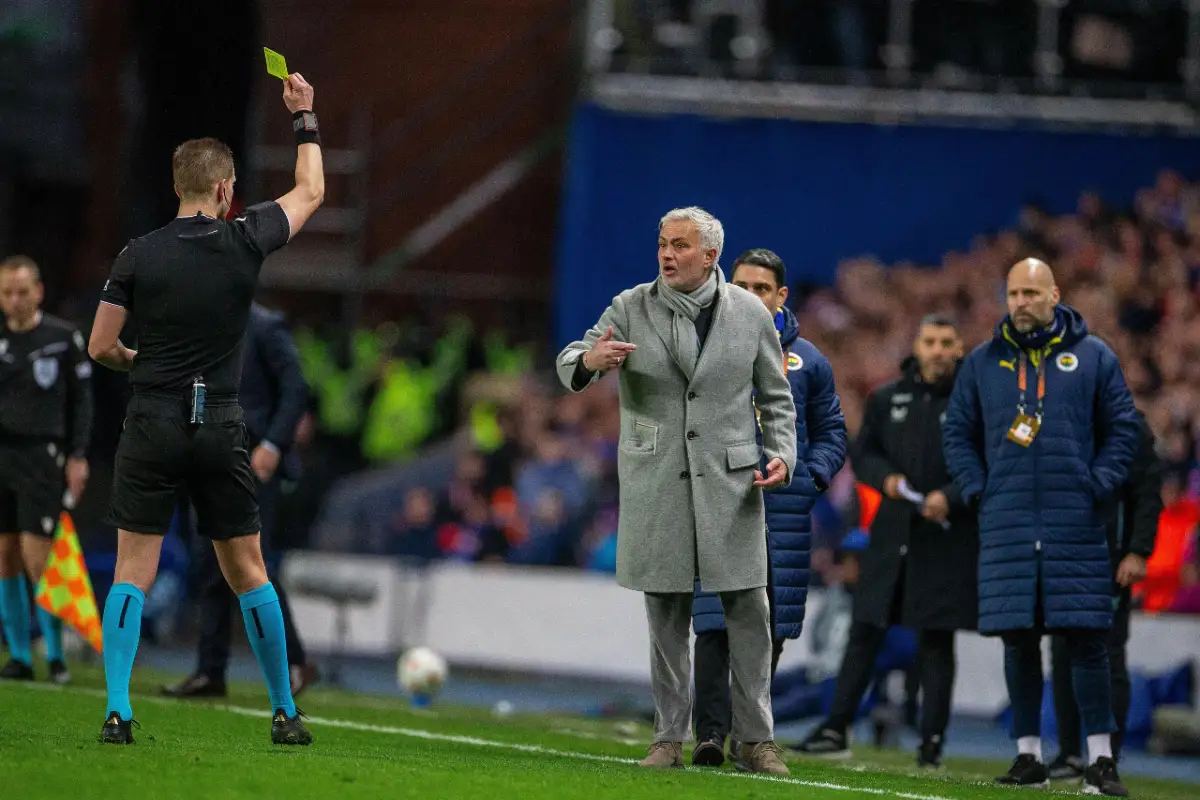 Incroyable : Mourinho tente d'arracher le nez d'un entraîneur (Vidéo)