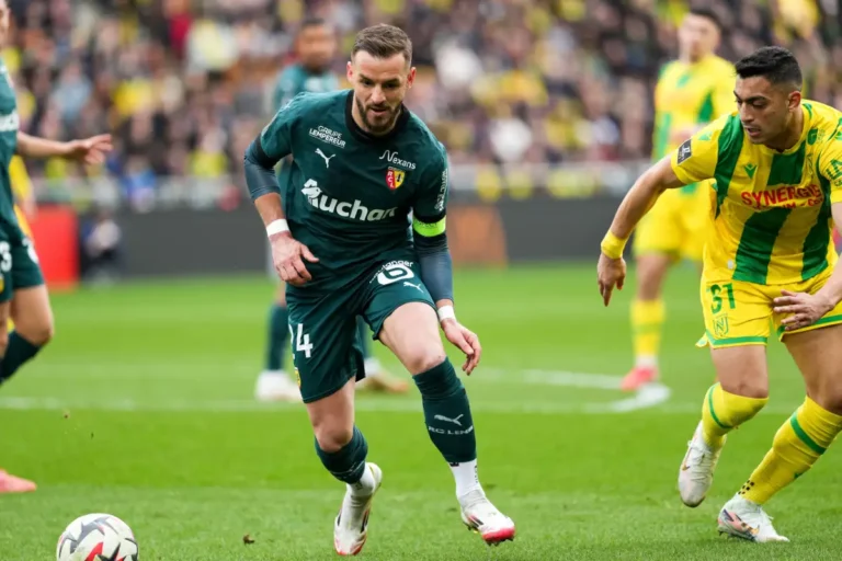 Jonathan Gradit reste à Lens ©Alamy