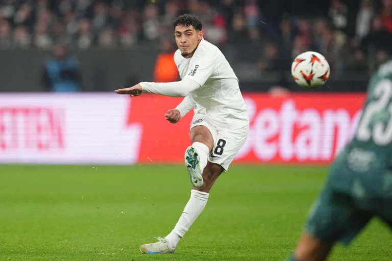 Mahmoud Dahoud out de Francfort ©Alamy
