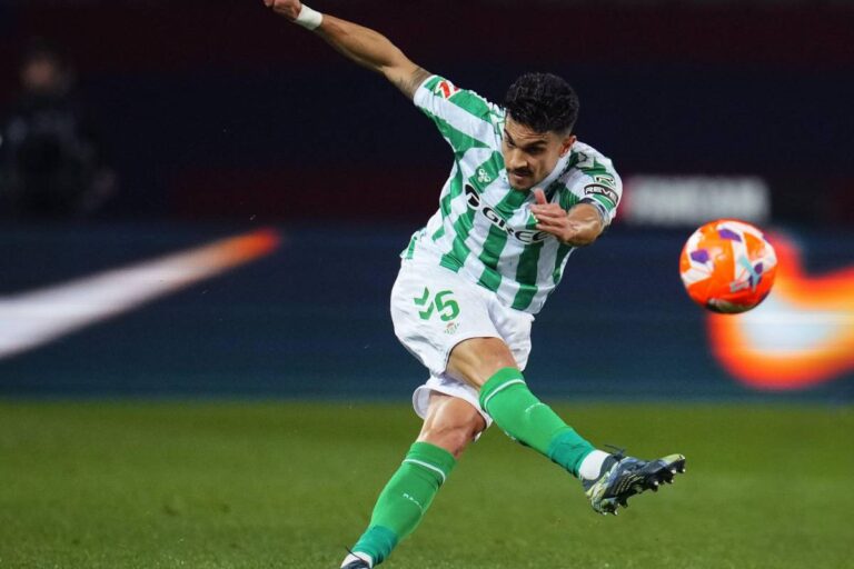 Marc Bartra parti pour durer encore un peu au Bétis Séville ©Alamy