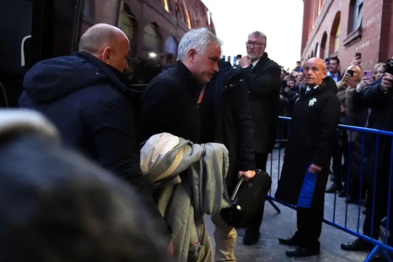 Mourinho admis dans un asile de fous (Vidéo)