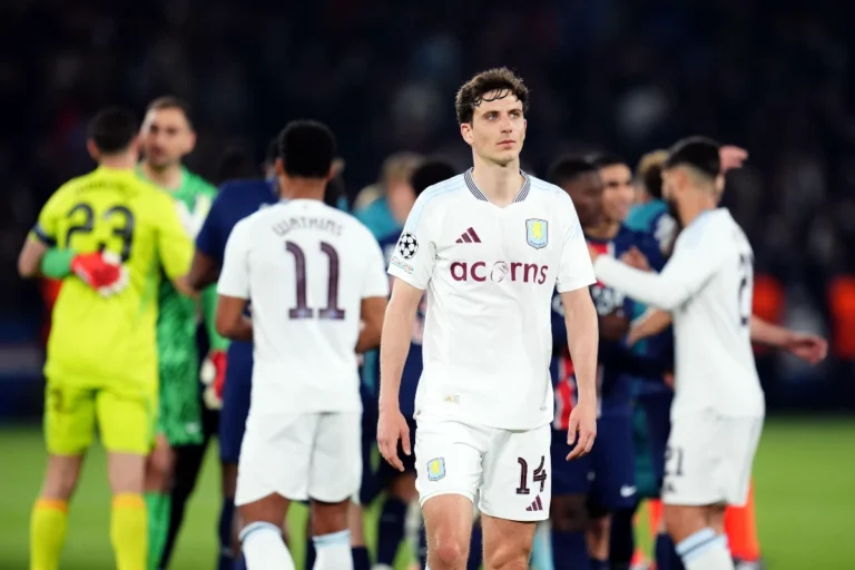 Pau Torres avec Aston Villa @Alamy