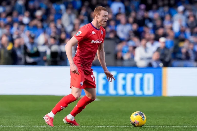 Pietro Comuzzo sous le maillot de la Fiorentina @Alamy