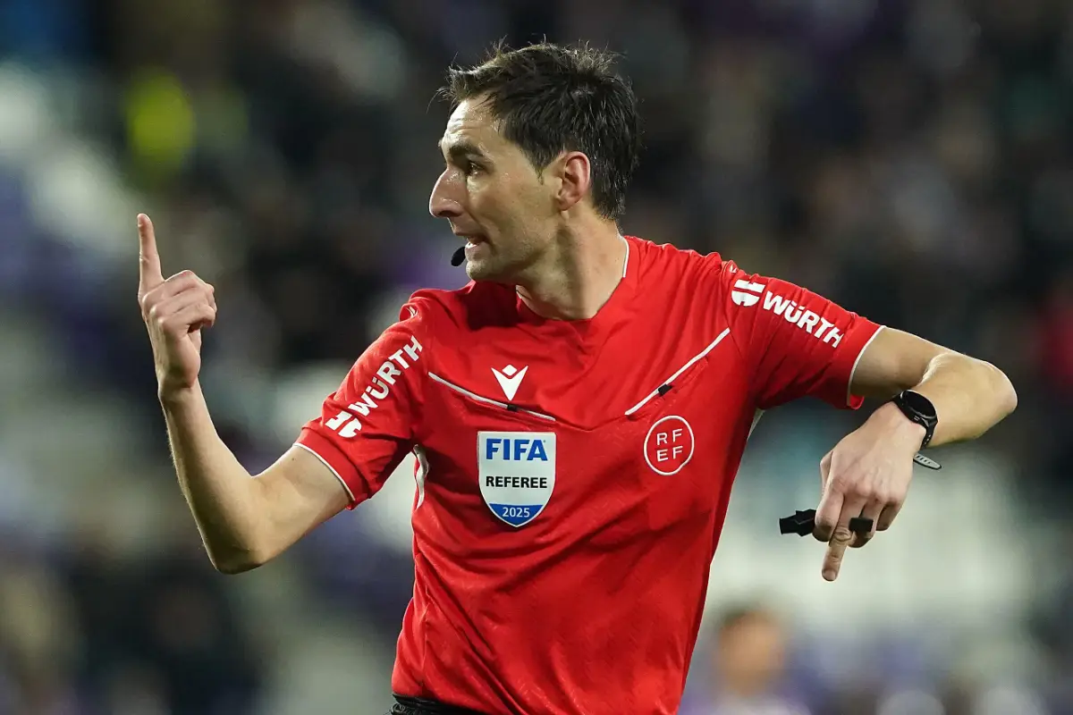 L'arbitre de la finale de la Coupe du Roi fait jazzer
