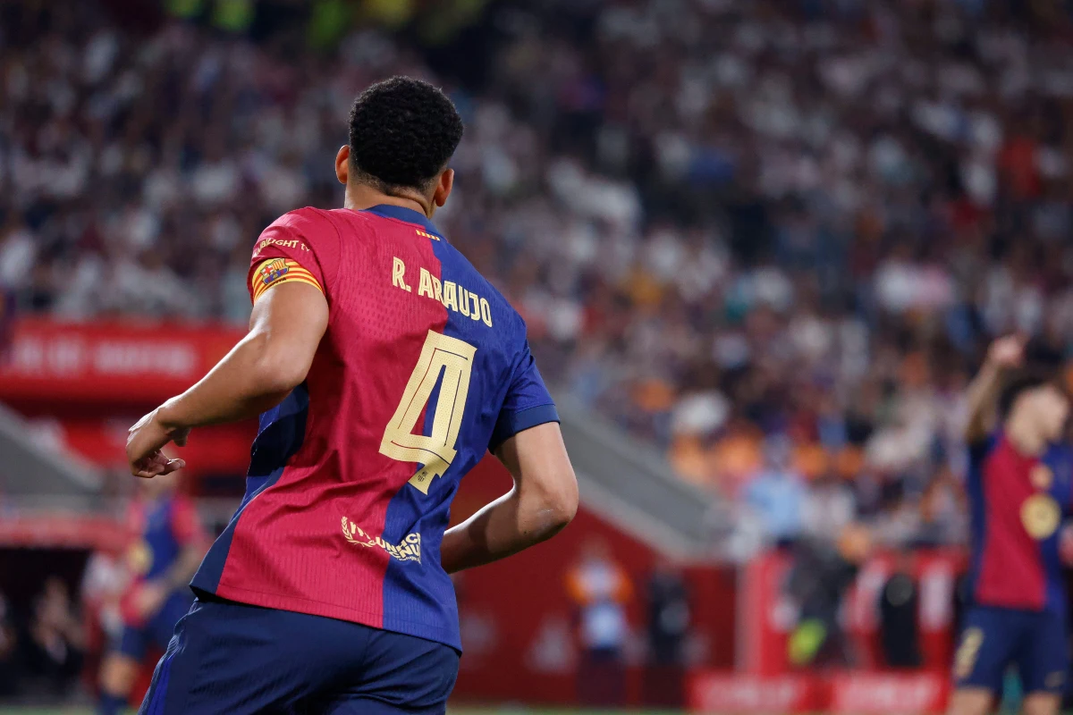 FC Barcelone : Trois pistes à l'étranger pour Ronald Araujo