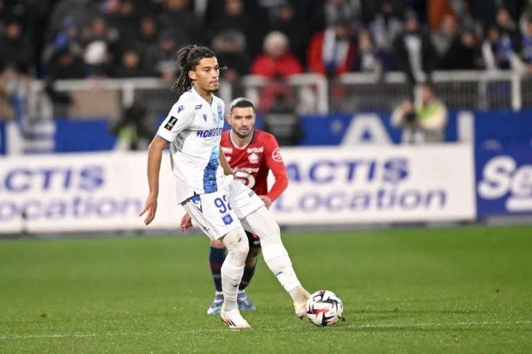 Le défenseur de l'AJ Auxerre Clément Akpa @Alamy