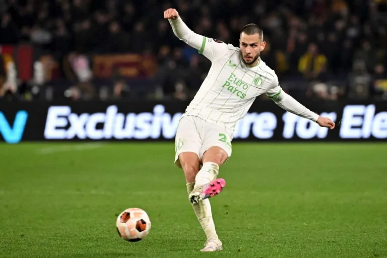 Le défenseur David Hancko face à la Roma @Alamy