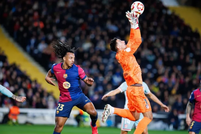 Juan Musso face au FC Barcelone @Alamy