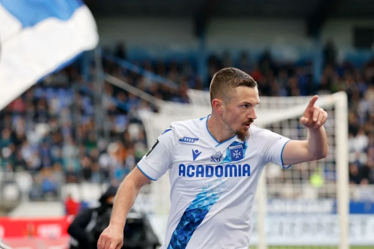 Gaëtan Perrin sous le maillot d'Auxerre @Alamy