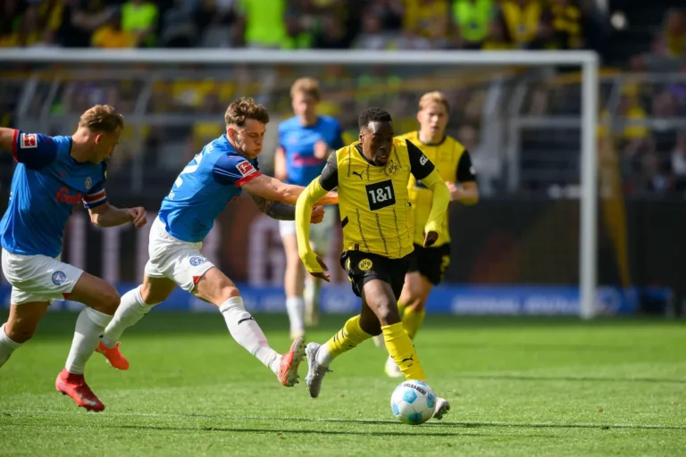Jamie Gittens sous le maillot de Dortmund @Alamy