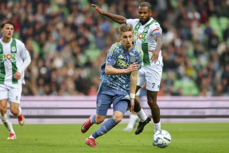 Kenneth Taylor avec l'Ajax @Alamy