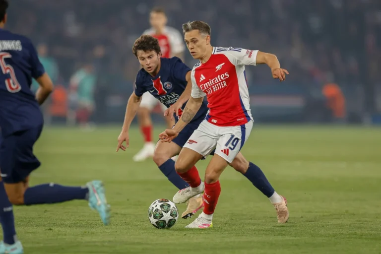 Leandro Trossard sous le maillot d'Arsenal @Alamy