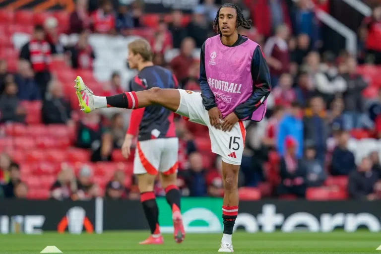 L'enorme regret de Leny Yoro avec Manchester United ©Alamy