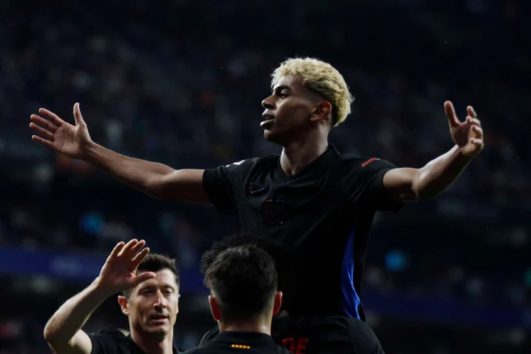 Lamine Yamal, buteur contre l’Espanyol, salue Xavi