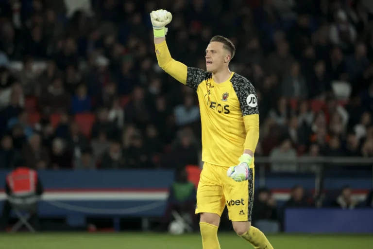 Marcin Bulka visé par deux géants anglais ©Alamy