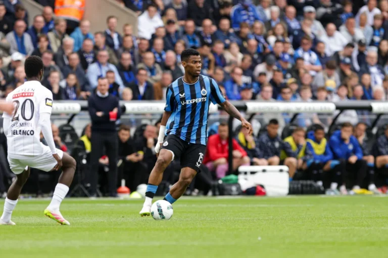 Raphael Onyedika en action avec le club Bruges @Alamy