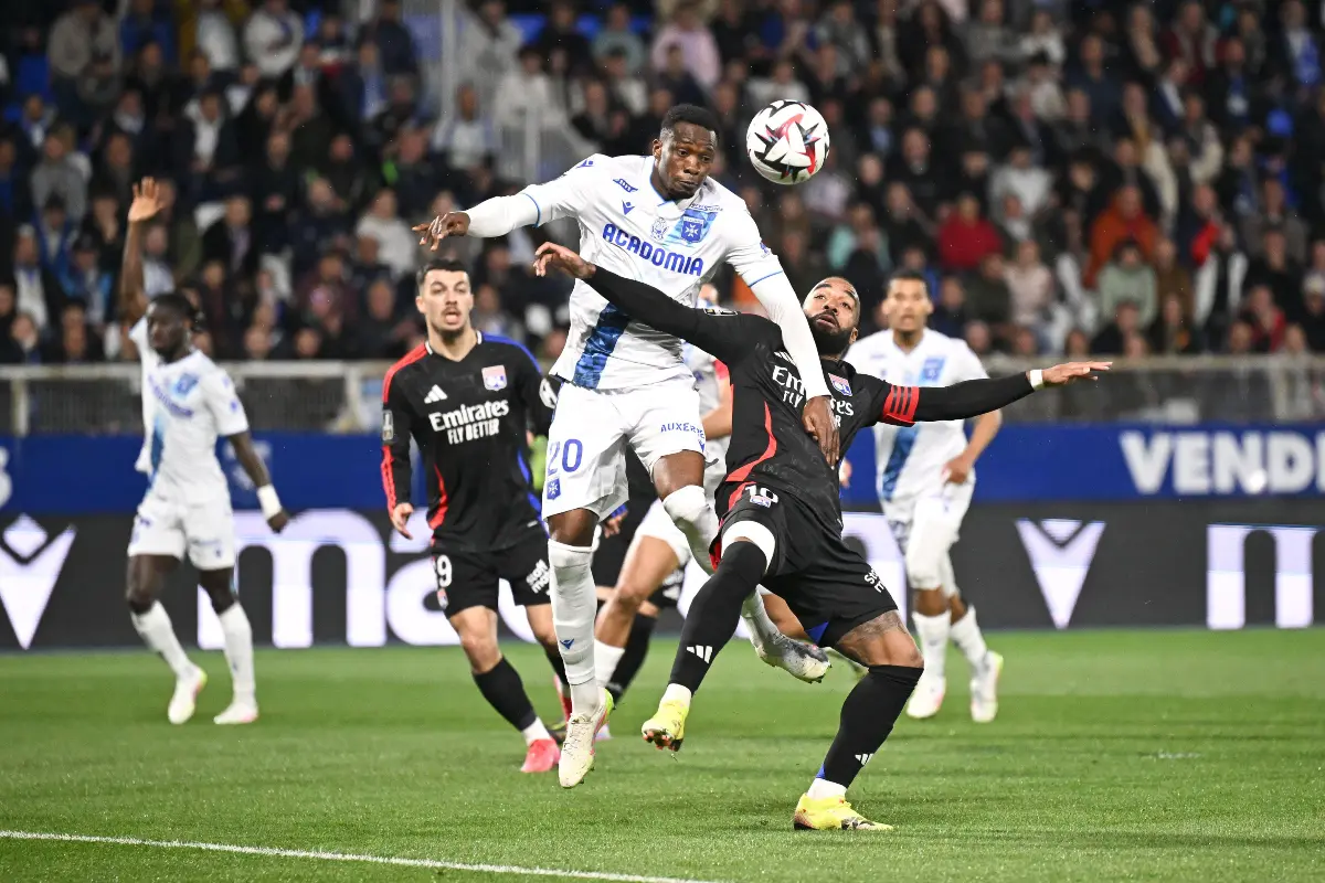 AJ Auxerre : Une touche en Angleterre pour Sinaly Diomandé