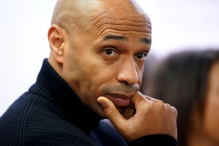 Thierry Henry détruit Mikel ©Alamy
