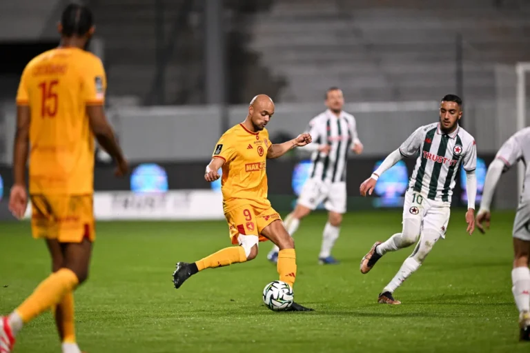 Timothé Nkada vers l'ASSE @Alamy