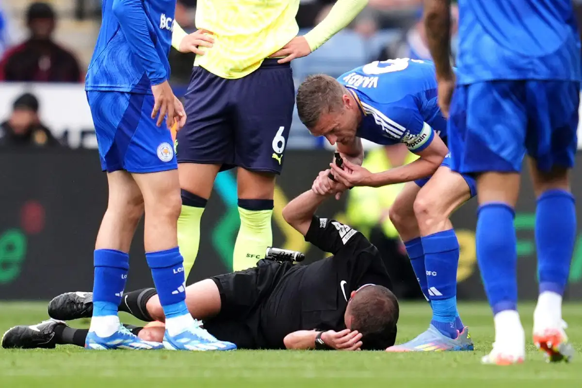 Vardy est fou, il siffle à la place de l'arbitre (Vidéo)