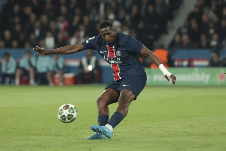Willian Pacho sous les couleurs du PSG ©Alamy
