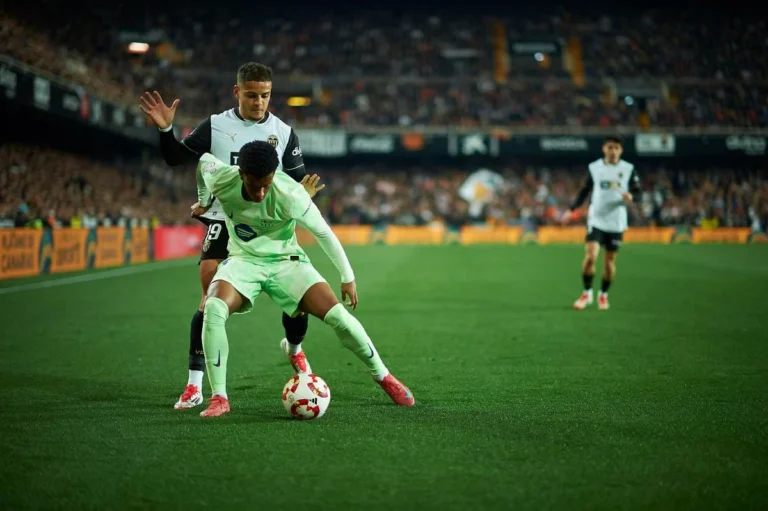 Max Aarons face au FC Barcelone @Alamy