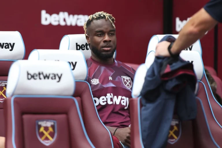 Cornet sur le banc des remplaçants à West Ham @Alamy