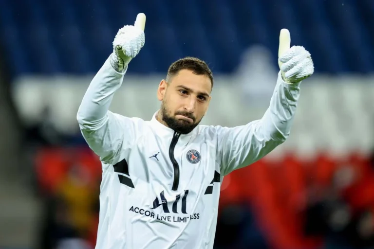 Gianluigi Donnarumma à l'échauffement avec le Paris Saint Germain @Alamy