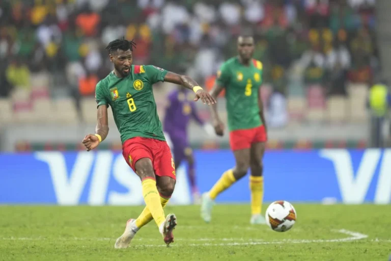 Zambo-Anguissa avec le maillot du Cameroun @Alamy