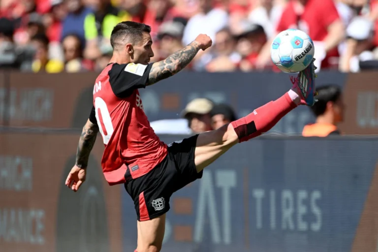 Alejandro Grimaldo visé par l'Atlético Madrid ©Alamy