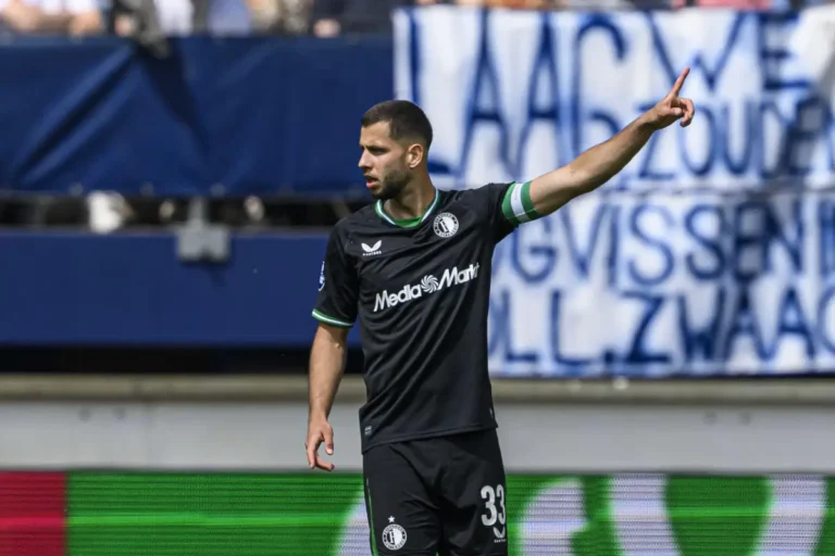 David Hancko fait une offre à David Hancko ©Alamy