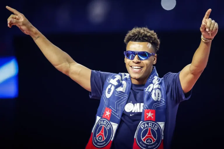 Désiré Doué à la table des Ronaldo, Messi et Mbappé ©Alamy